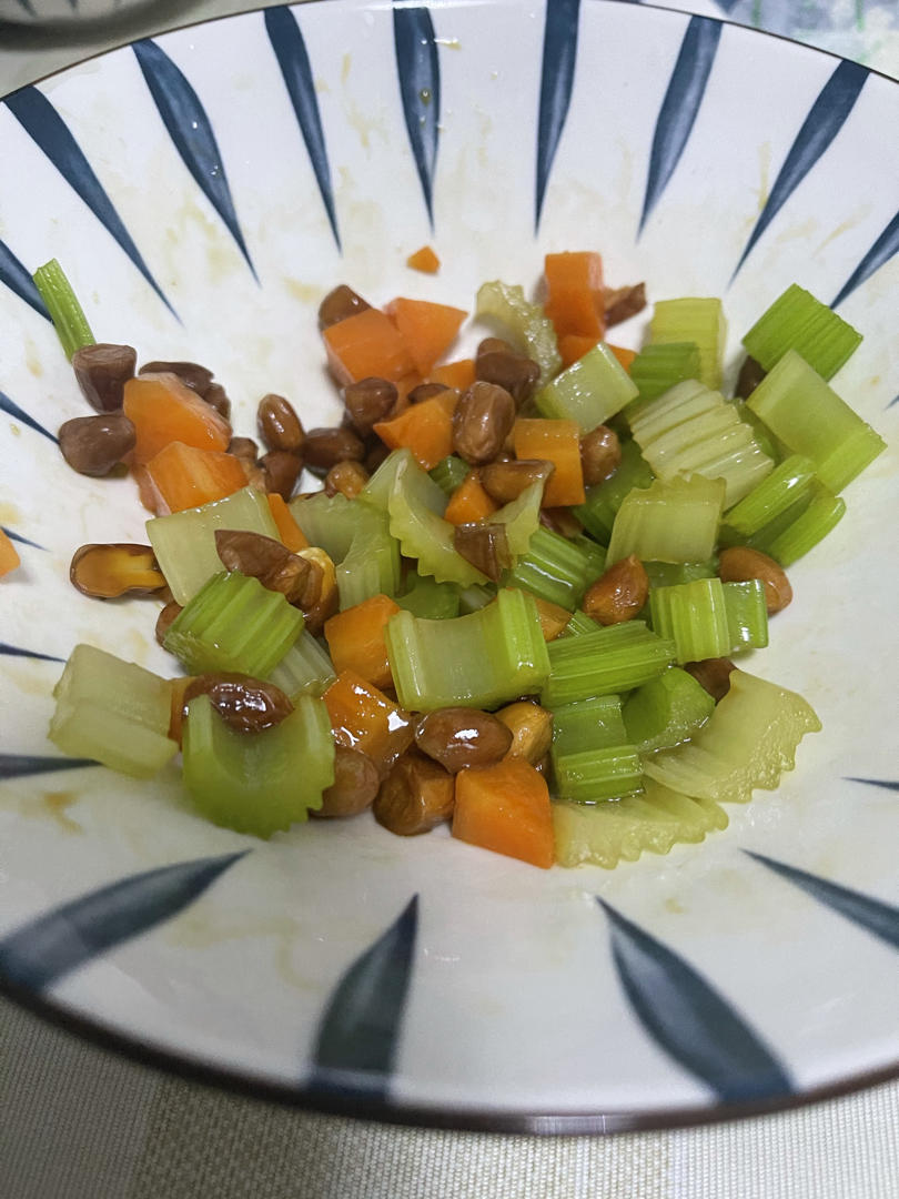 凉拌芹菜花生米胡萝卜