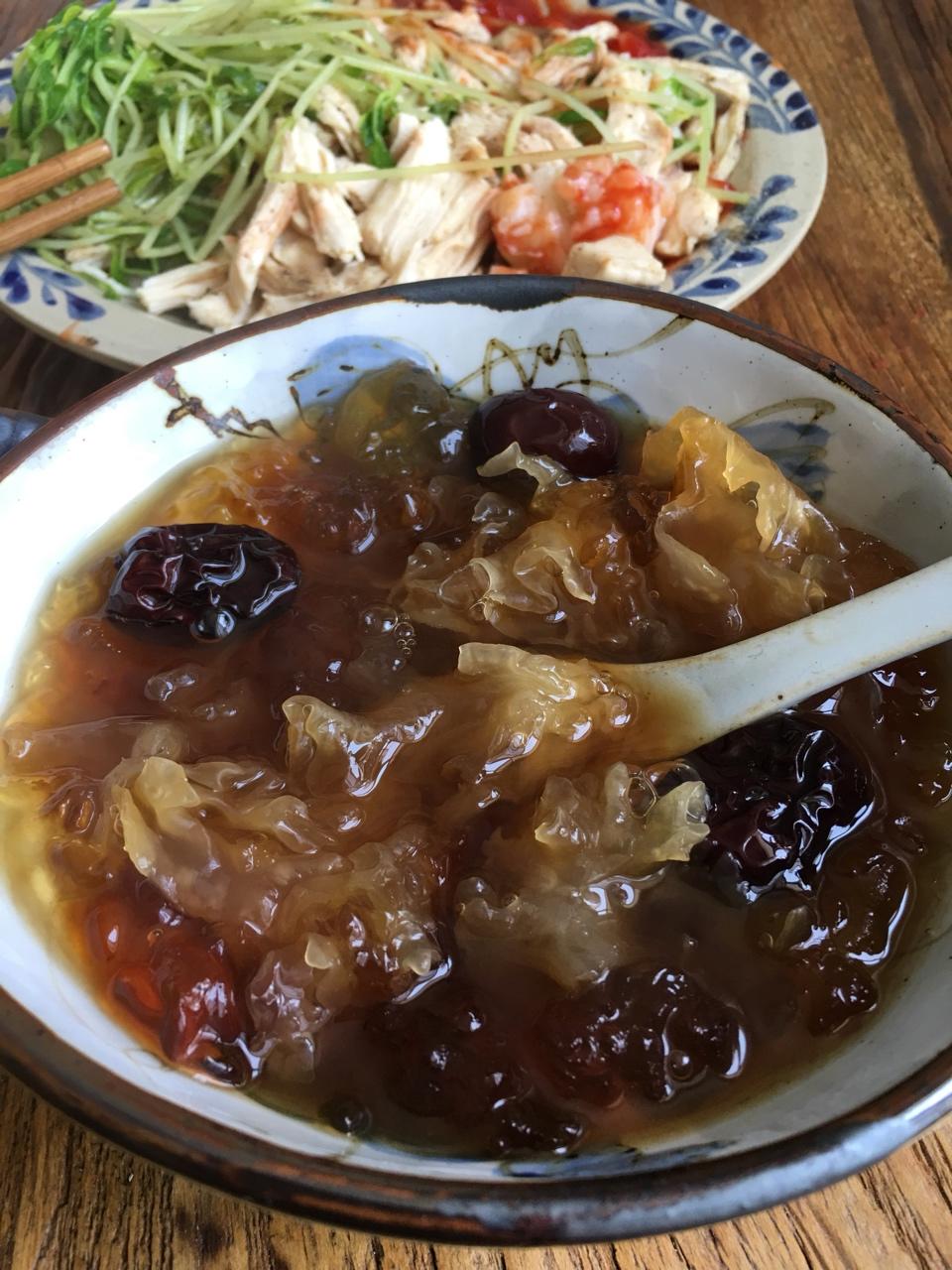 桃胶银耳红枣羹