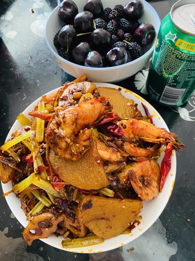 能瞬间引爆味蕾的【香辣干锅虾】