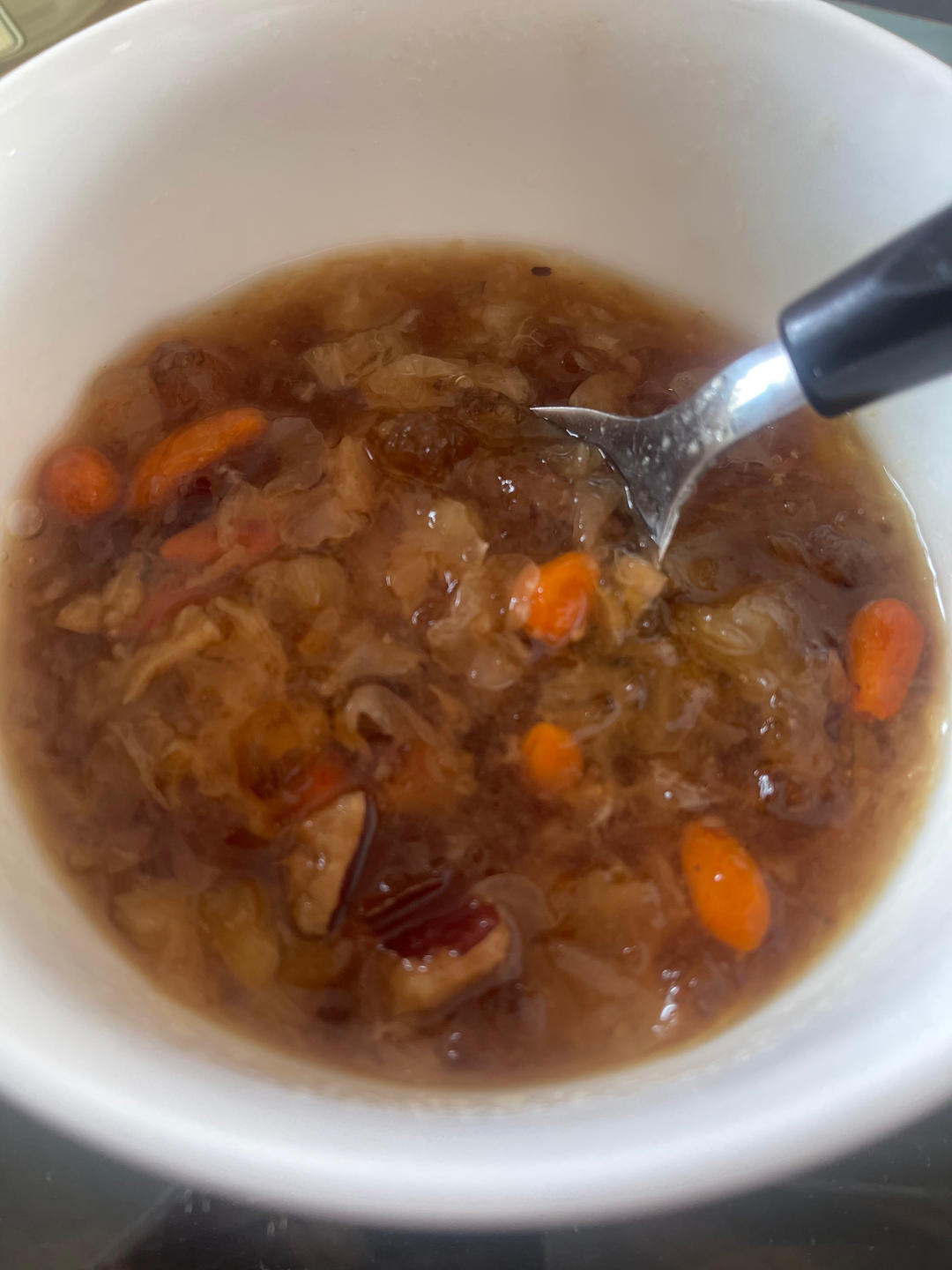 《桃胶皂角米雪燕银耳牛奶羹》据说一碗等于敷30片面膜的功效