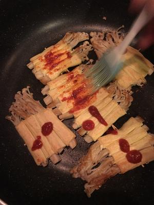 烧烤味的豆腐皮卷金针菇的做法 步骤10