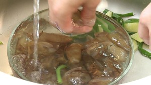 姜葱烧海参的做法 步骤3