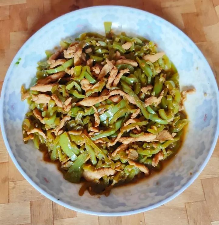 厨师长教你：“炒肉丝不粘锅”的小技巧，肉丝的香很浓郁，收藏了