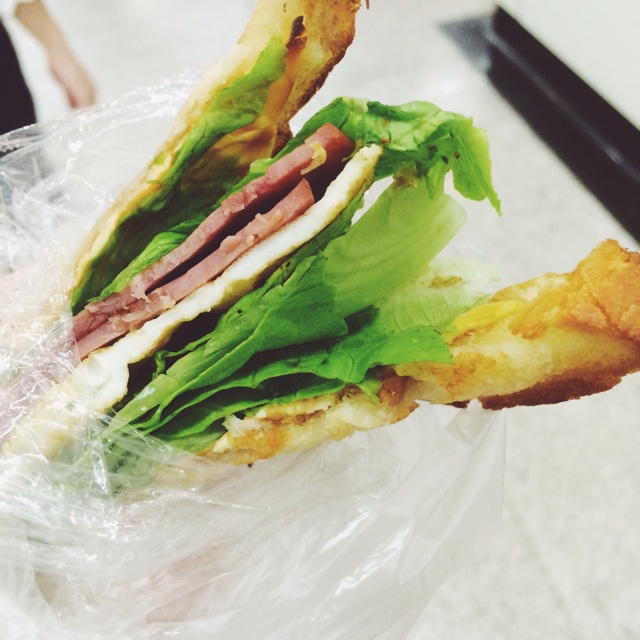赤橙黄绿青蓝紫，东南西北中发白，小二上菜！