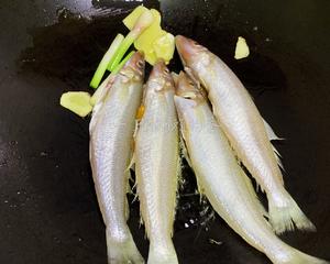 鲜美下饭的香煎沙丁鱼的做法 步骤2