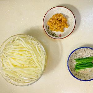 咸蛋黄土豆丝的做法 步骤1