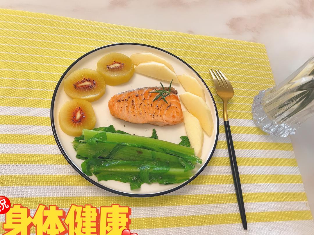 焦香煎三文鱼：低脂健康午餐的做法