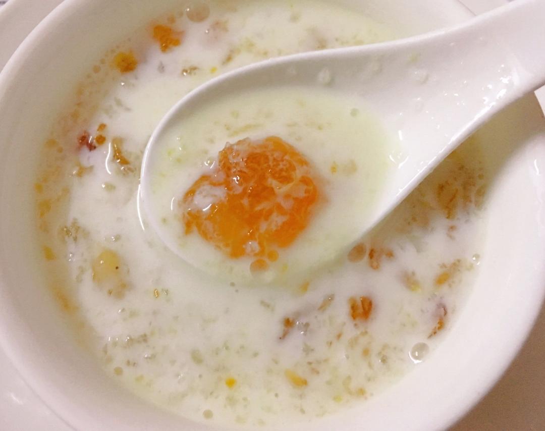 桃胶雪燕皂角米炖牛奶
