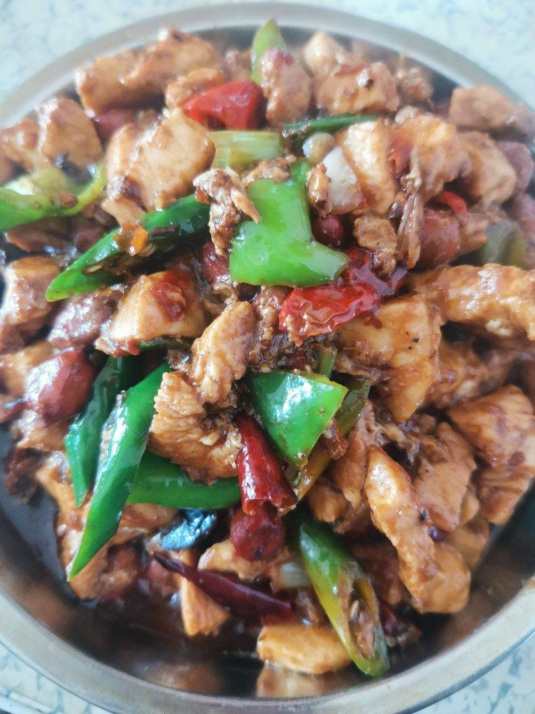 〈宫保鸡丁〉，小时候最爱的菜之一，郫县豆瓣酱版。欣小厨 😉