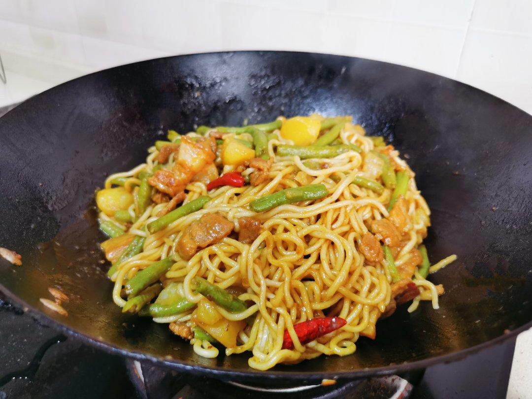 教你一种面条的新吃法,不用煮不用炒！五花肉豆角焖面