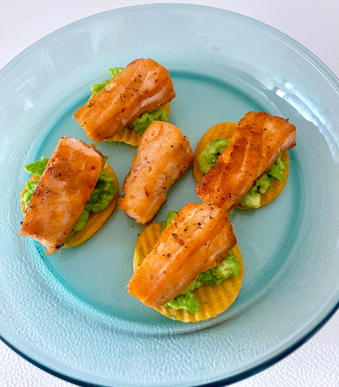 鲜虾牛油果沙拉，搭配美式咖啡的营养早餐