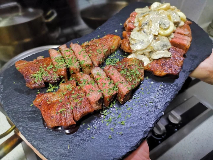 眼肉牛排配奶油蘑菇酱（Ribeye Steak with Mushroom Sauce)