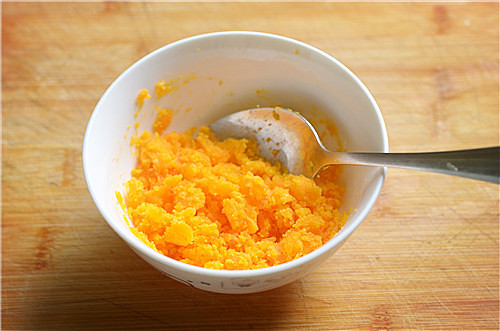 咸香软糯的快手菜--咸蛋黄焗南瓜的做法 步骤5
