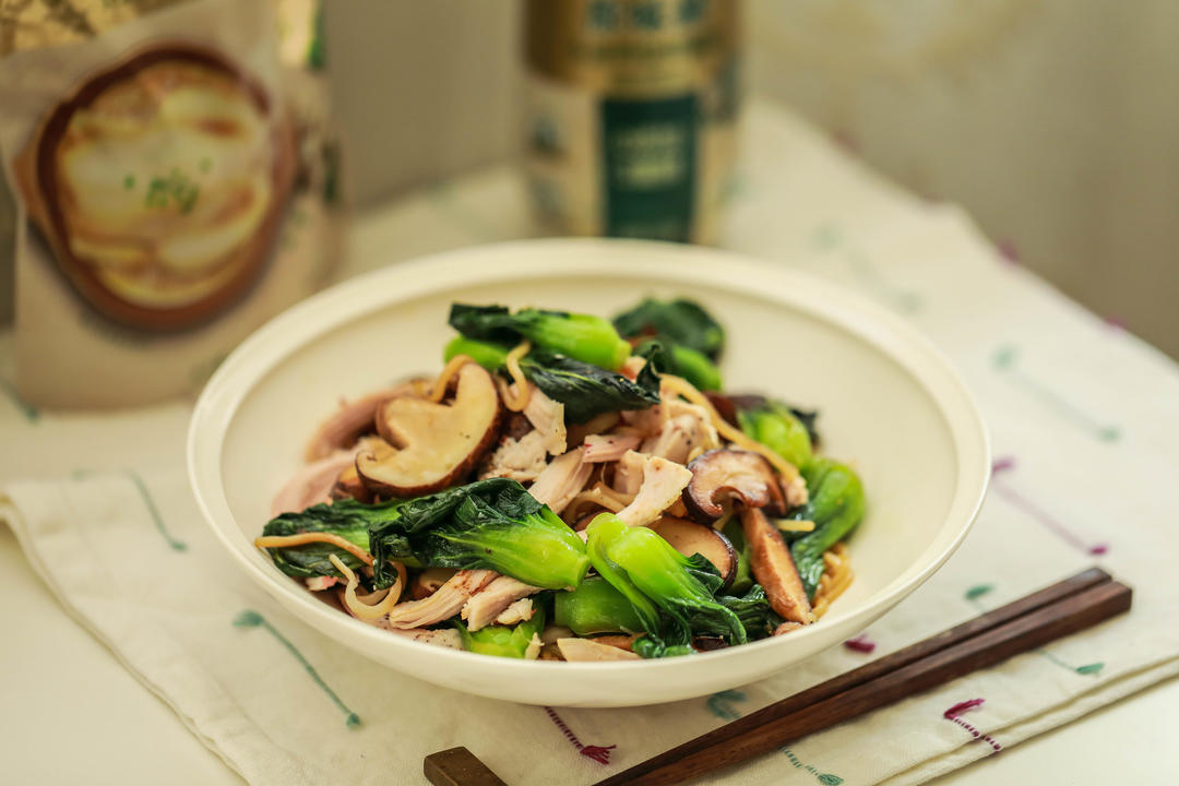 榨菜鸡胸肉青菜香菇炒米粉的做法