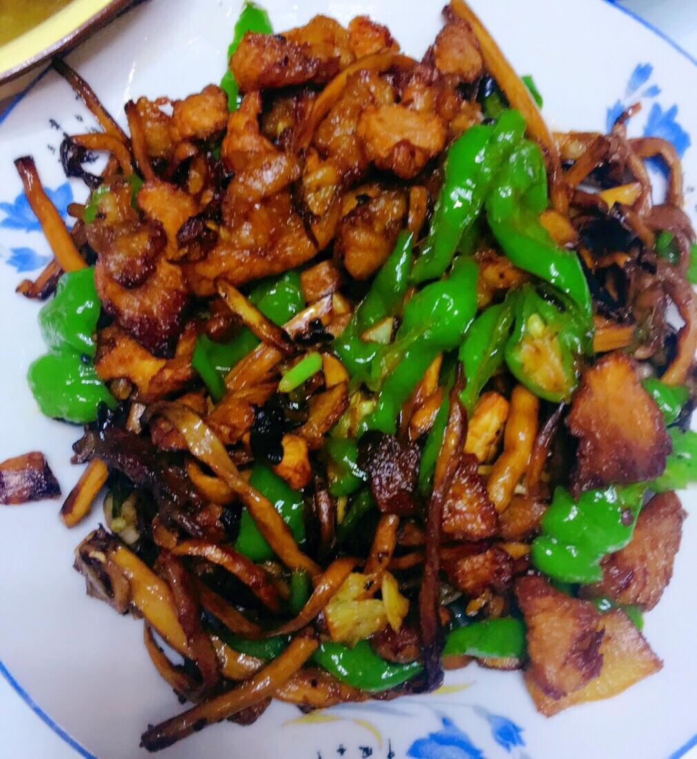五花肉干锅茶树菇