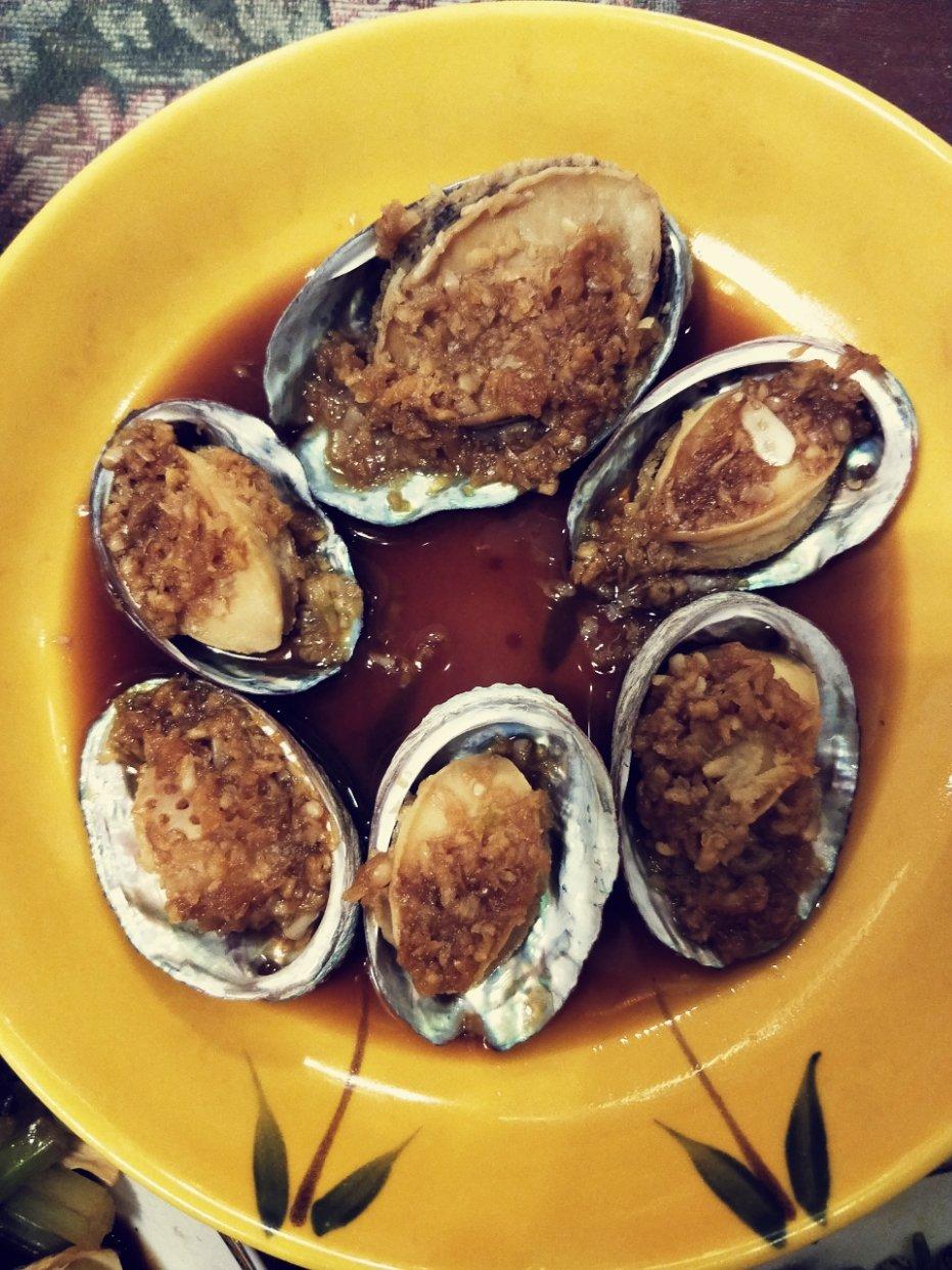 蒜蓉蒸鲜鲍鱼