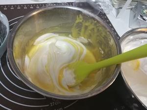 超详细的黄桃夹心戚风彩虹蛋糕的做法 步骤8