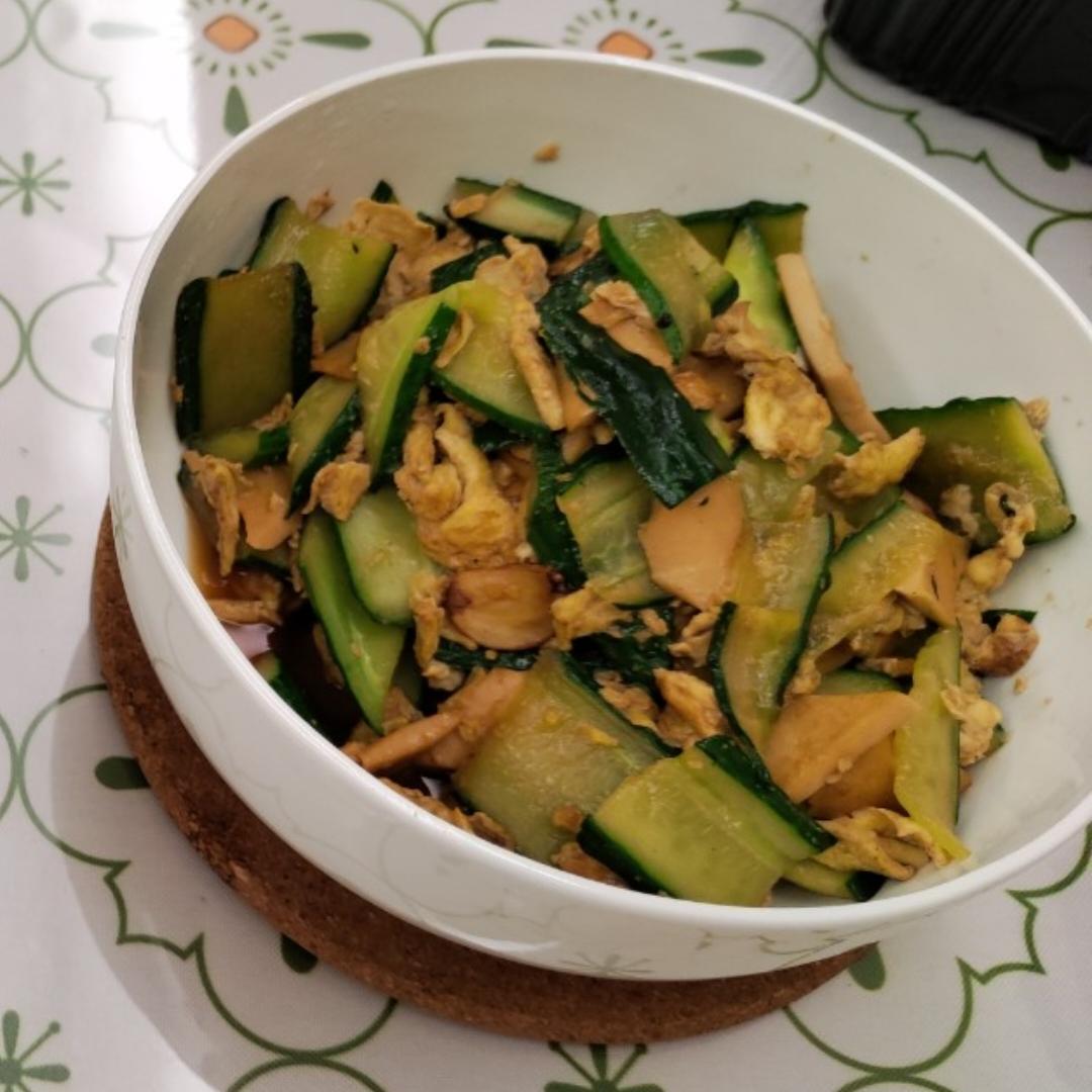 爆炒黄瓜+鸡蛋+火腿肠