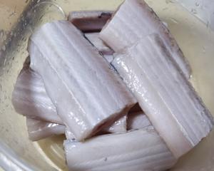 清蒸带鱼❗️检验带鱼是否新鲜的不二法门✌的做法 步骤2