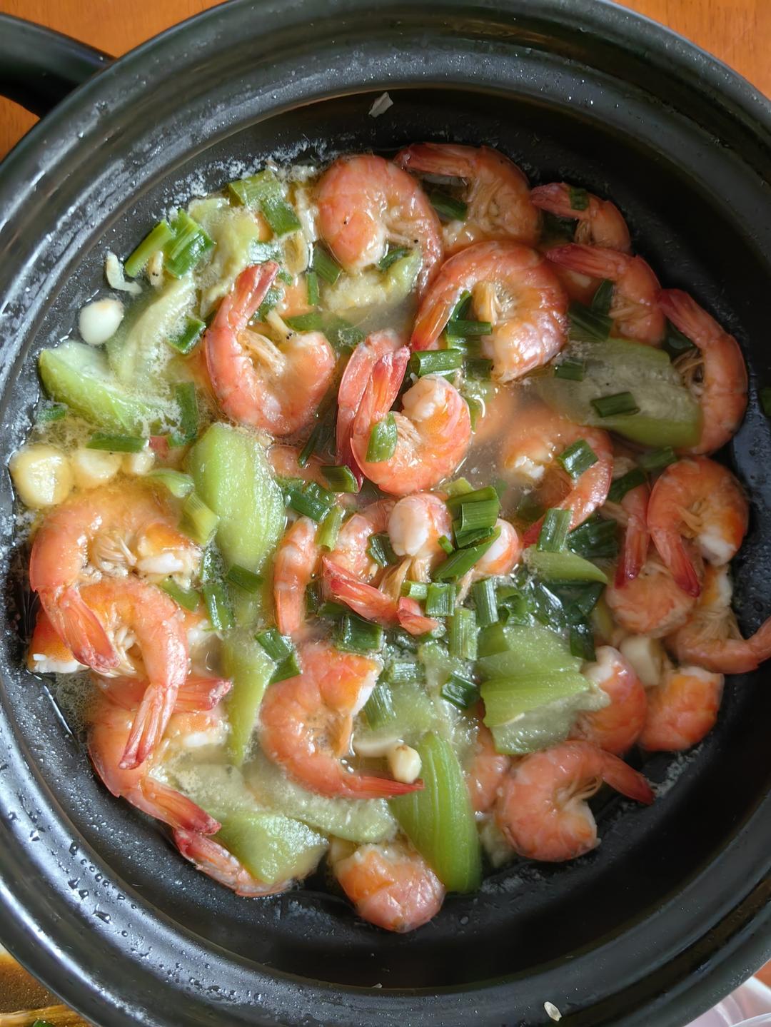 妈妈做的丝瓜海鲜煲，鲜甜美味，营养丰富，很好吃