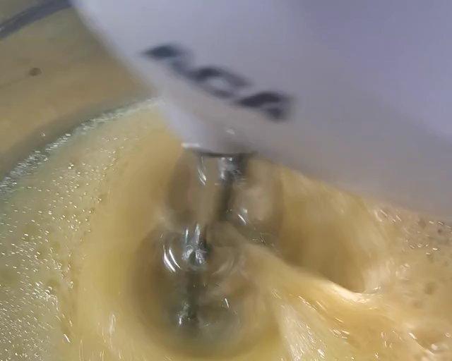 补充说明蜂蜜蛋糕全蛋打发过程（共用了9分钟打发）的做法
