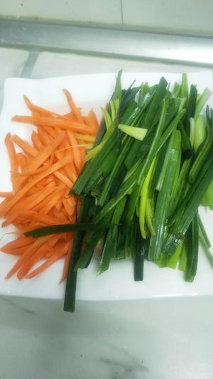 蒜苗肉丝炒芽菜～附芽菜不出水的小秘方的做法 步骤1