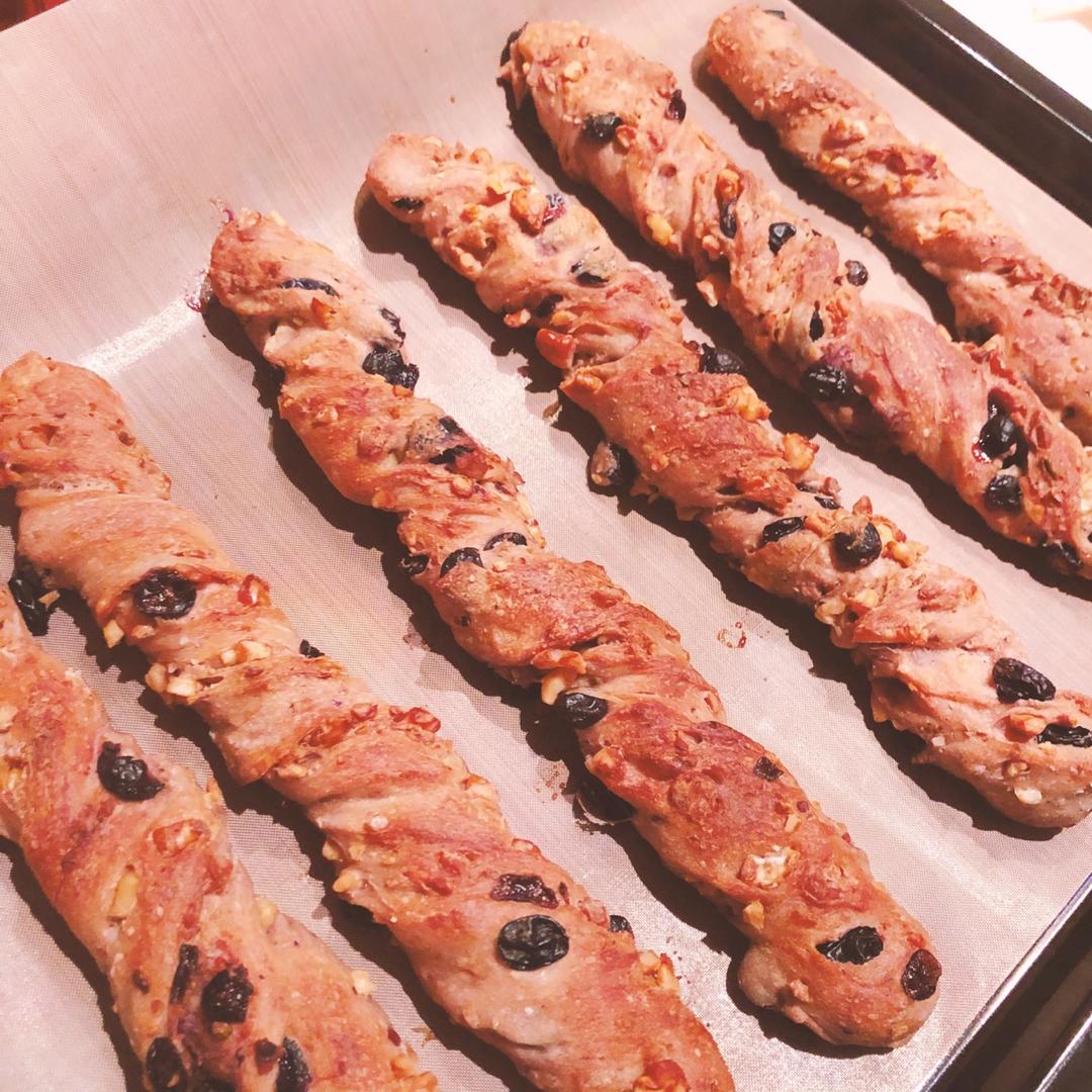 红酒葡萄干面包棒