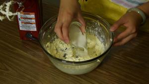 《糯米团子的厨房日记》奶黄流心月饼的做法 步骤5
