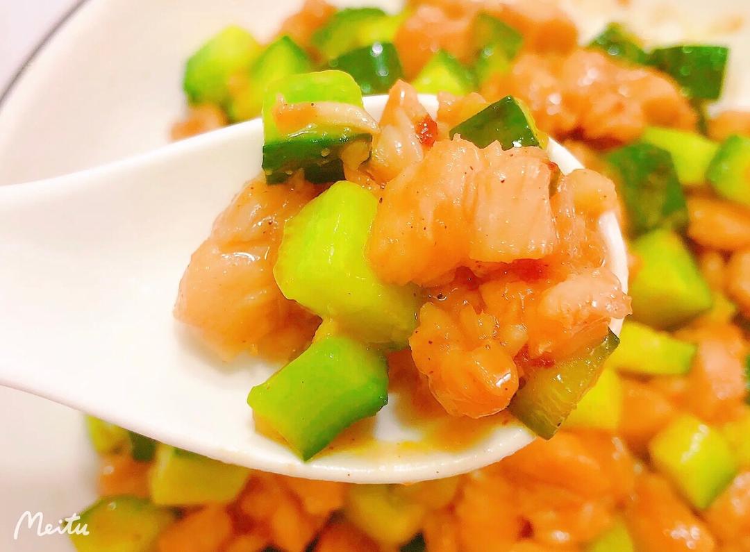 黄瓜炒鸡胸肉丁