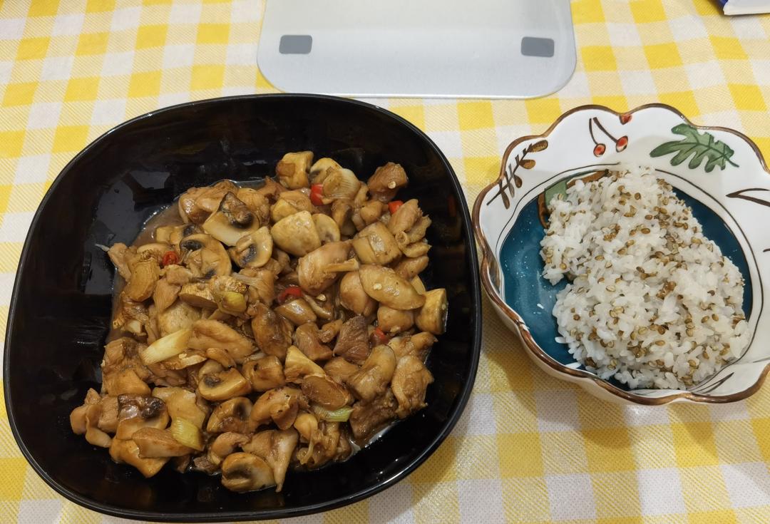 鸡腿炒白蘑菇的做法