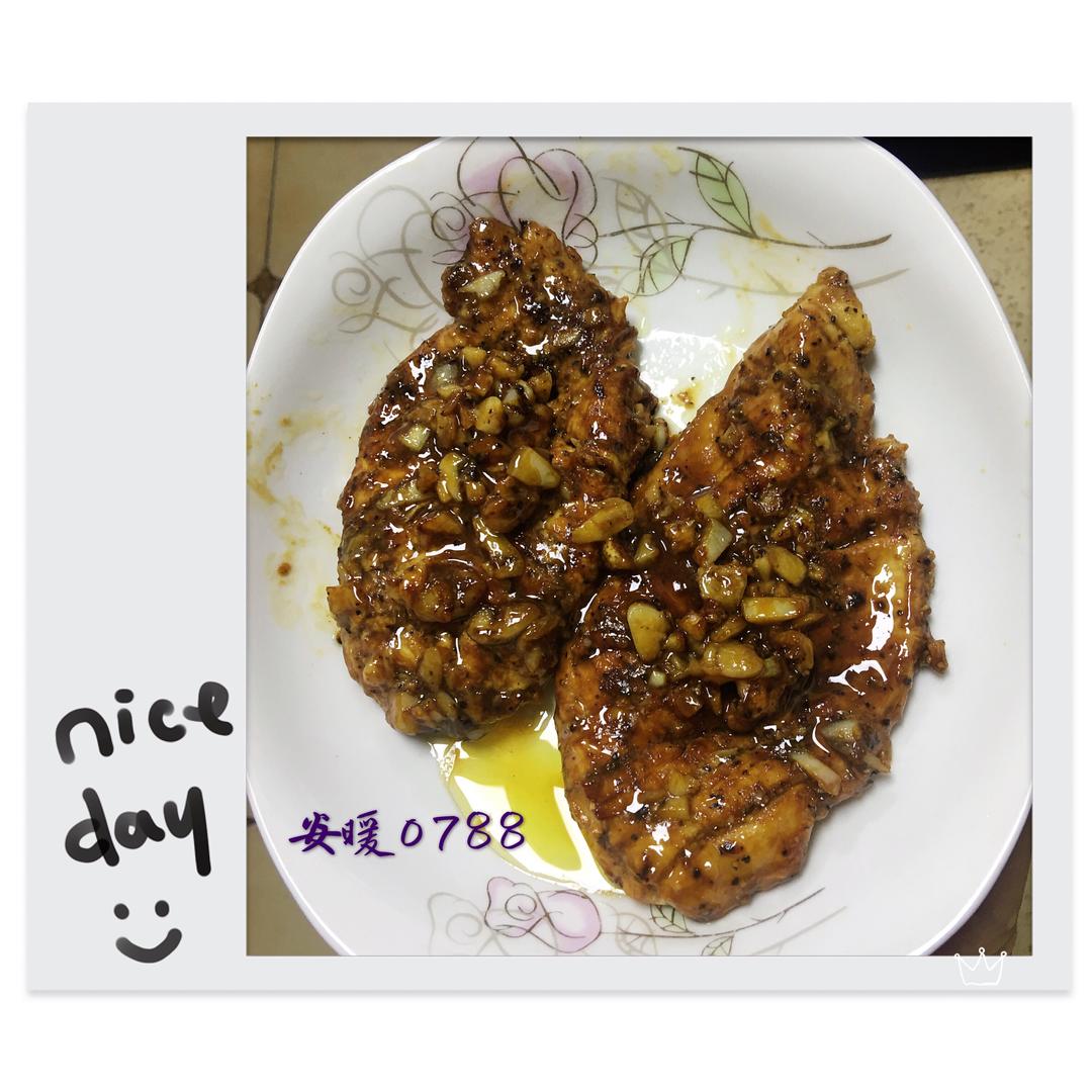 低脂好吃的蒜香椒香鸡胸肉的做法