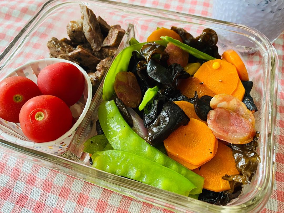 减脂便当🍱荷兰豆木耳炒腊肠的做法