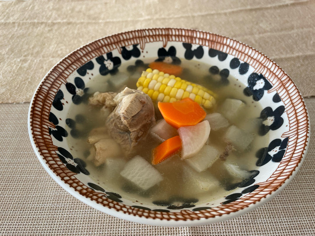 滋补养生 —— 玉米胡萝卜清炖排骨汤🌽