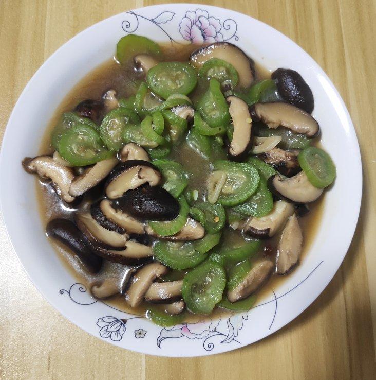丝瓜炒蘑菇