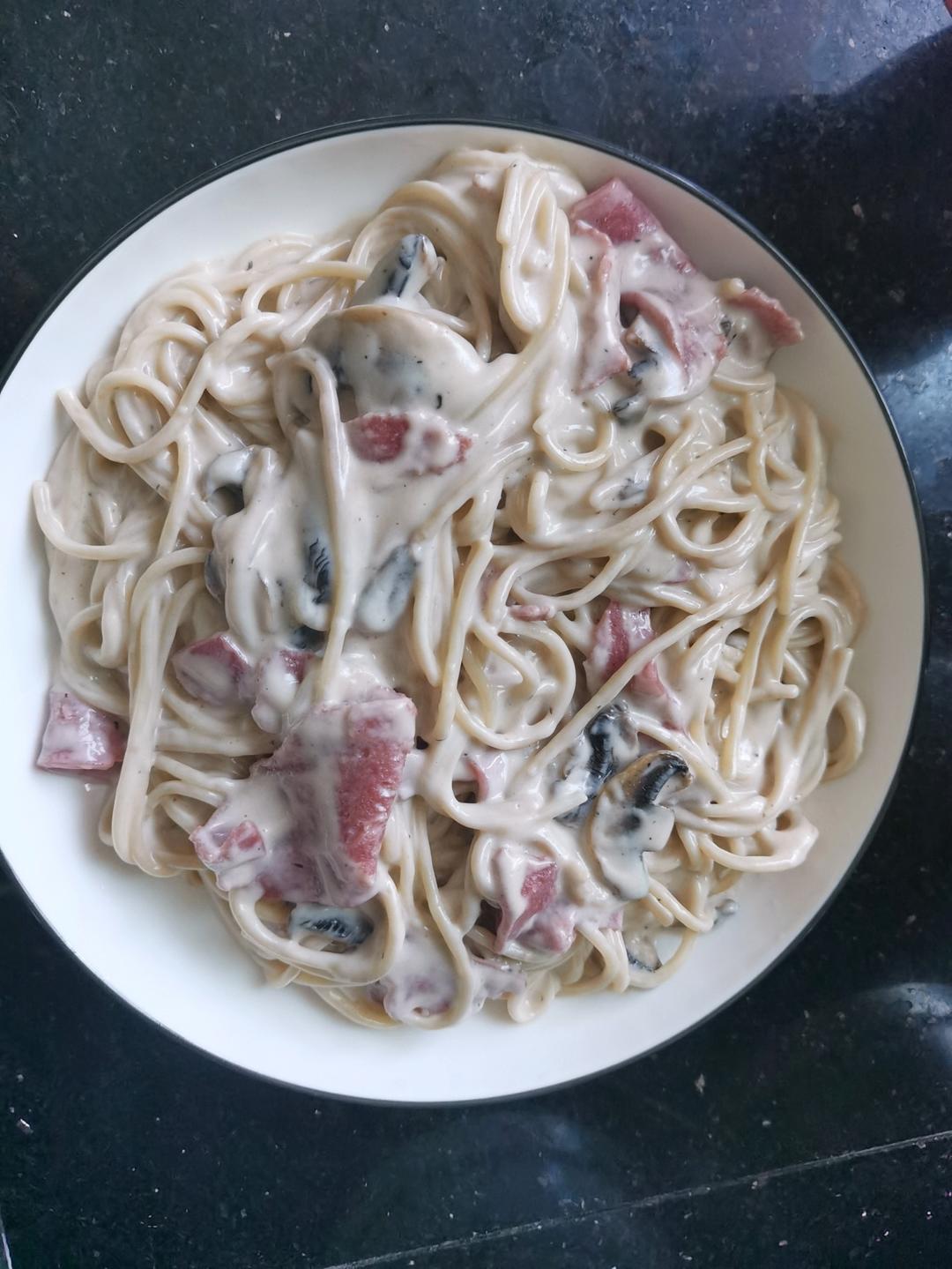 奶油蘑菇培根意大利面