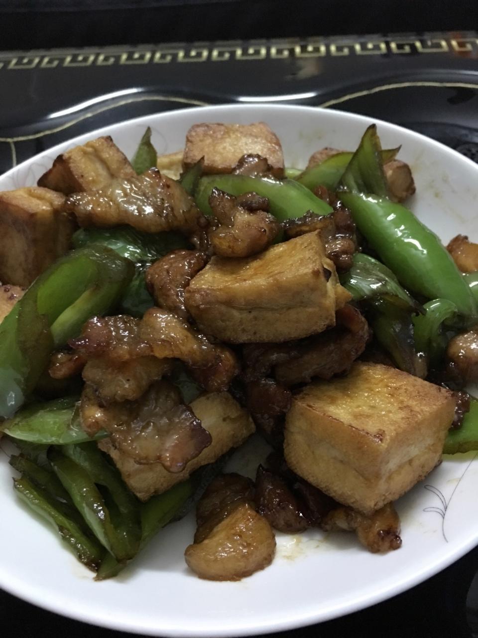 家常青椒干煸五花肉