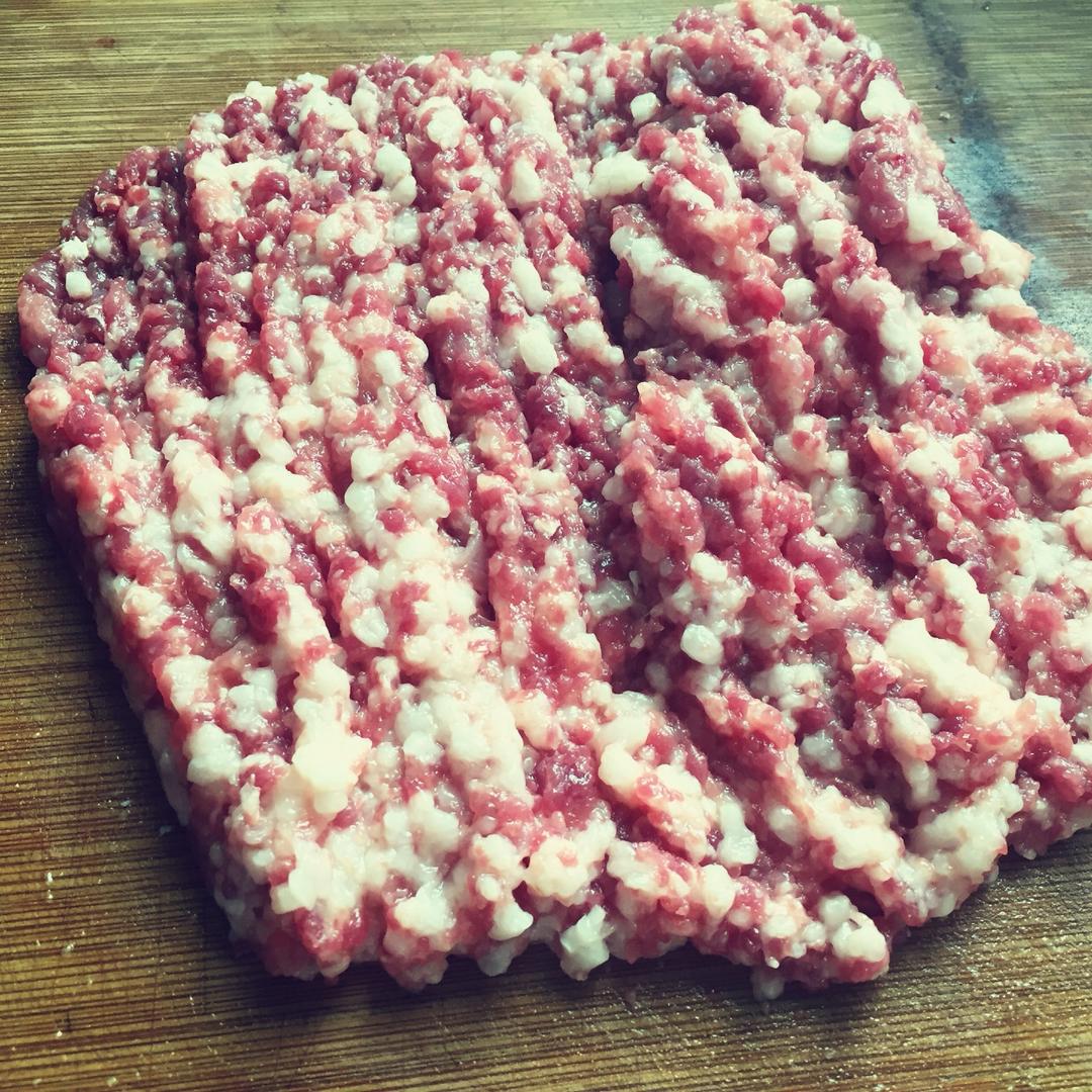 猪肉木耳胡萝卜蘑菇萝卜叶饺子的做法 步骤1