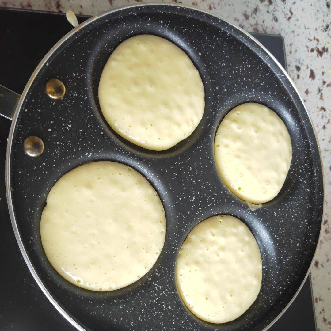 【酸奶松饼yogurt pancake】，搭上黑莓果酱和枫糖的美味。