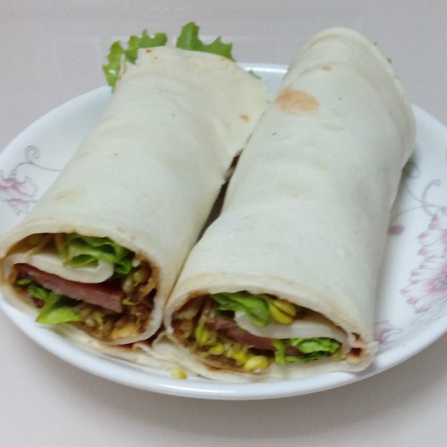 已婚少女的日常做的甜酱肉卷饼