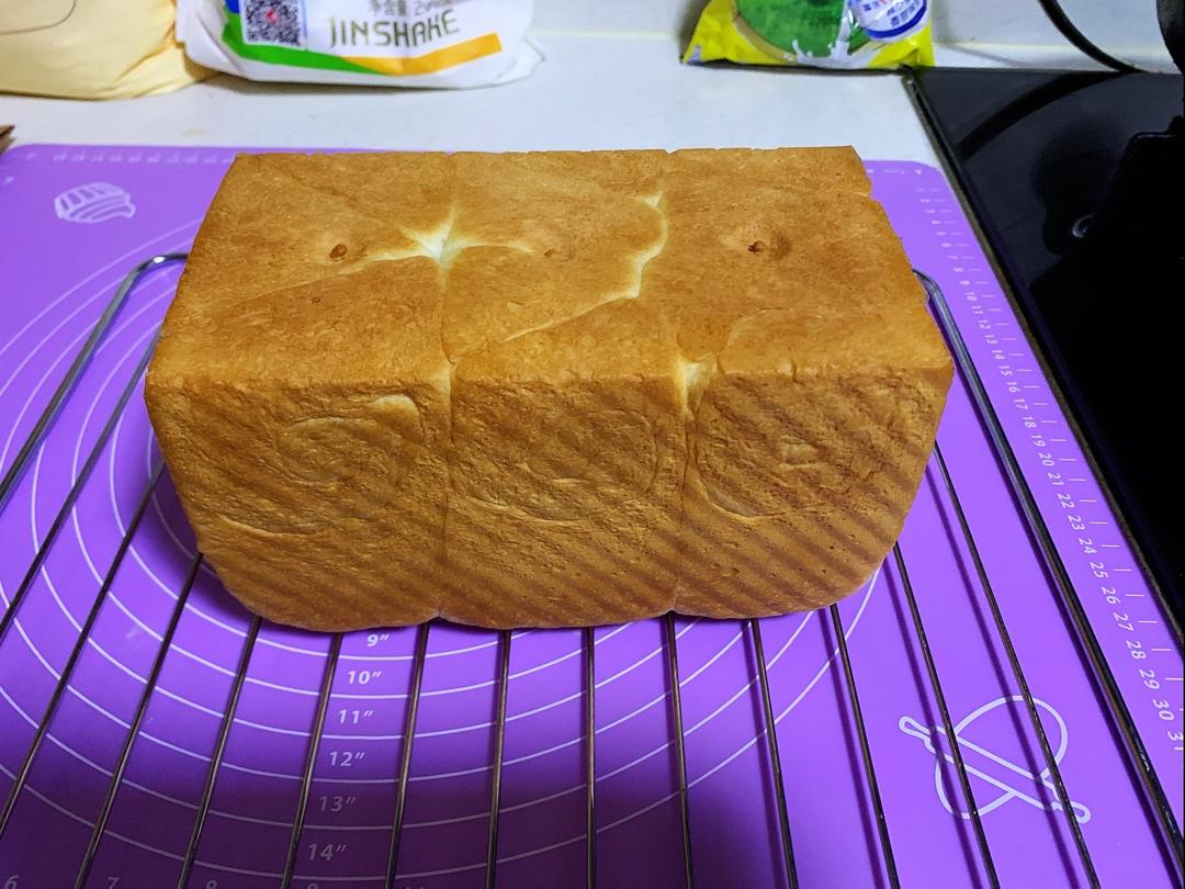 用烤箱自己做面包--手工牛奶吐司面包