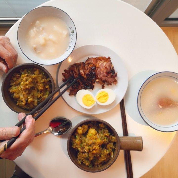靖雯雯做的陪爸爸妈妈一起吃饭