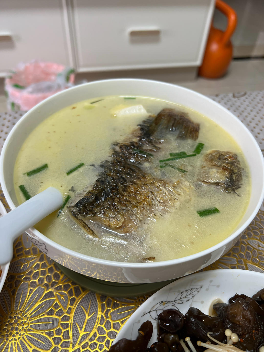 奶白鲫鱼豆腐汤|一条鱼最后的温柔