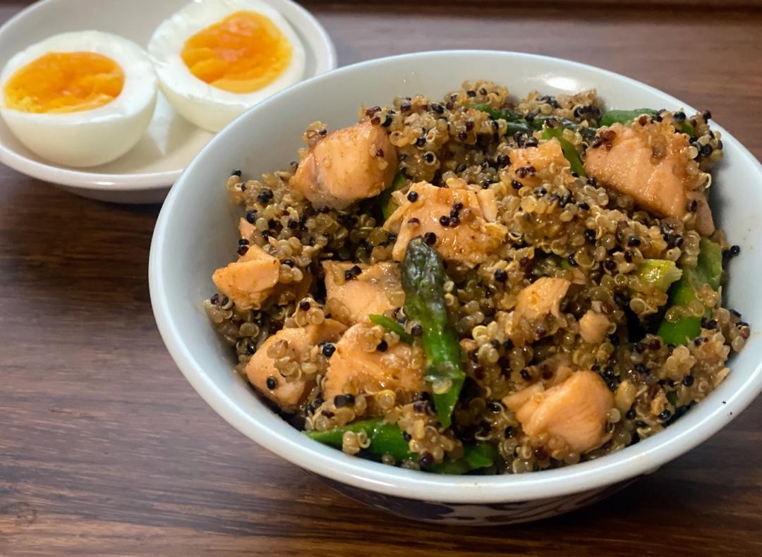 味增三文鱼炒甜椒粉藜麦