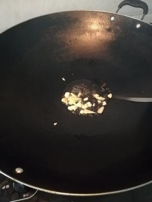 阳江豆豉炒鲜炸鲮鱼(罐头）油麦菜的做法 步骤4