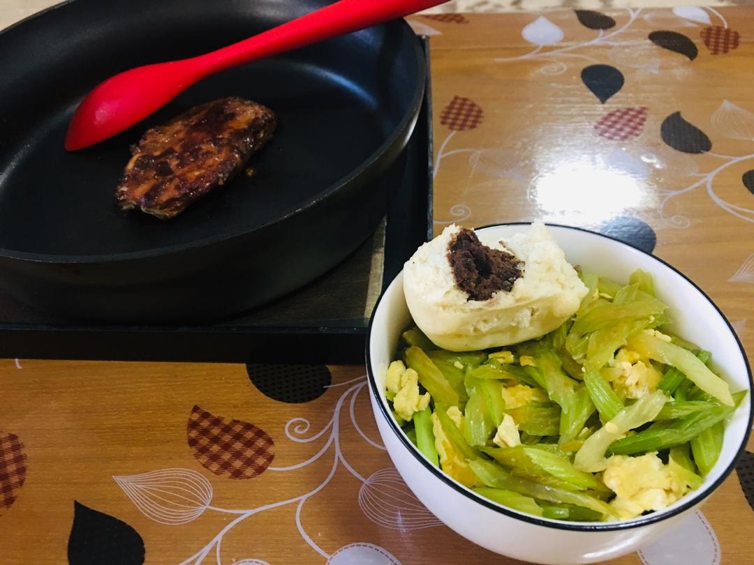 芹菜炒鸡蛋