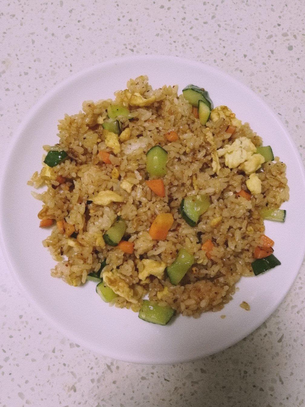胡萝卜黄瓜鸡蛋炒饭