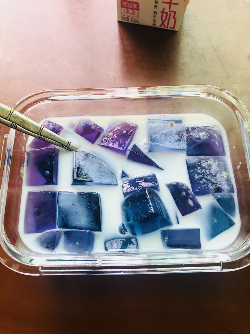 天热了教你做【凉粉】加蝶豆花柠檬汁秒变梦幻色，冰爽比布丁好吃！