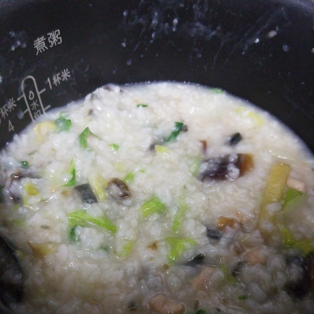 妈妈👩教我做的皮蛋瘦肉粥🥣简单快捷美味😋