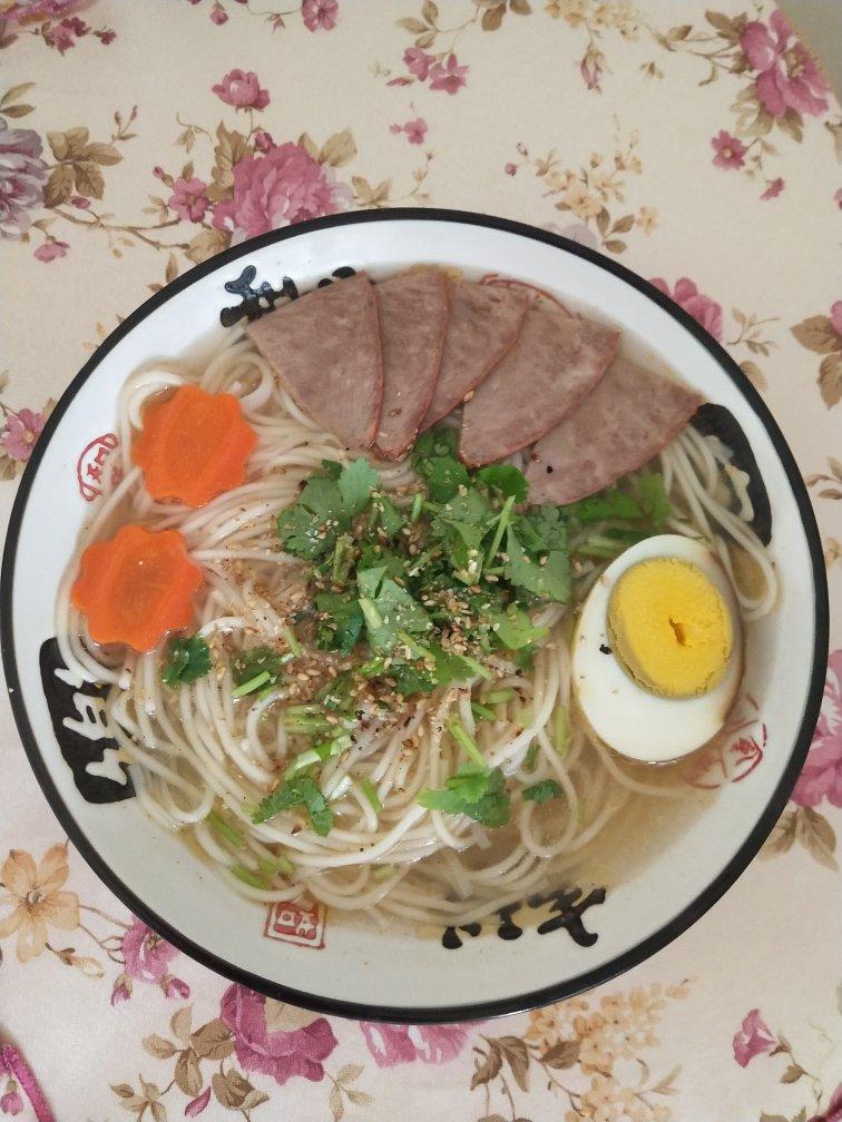 早餐来一碗清汤面，色香味俱全！