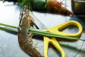 【香草料理】香茅煎虾的做法 步骤2